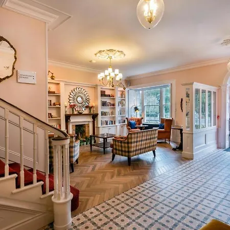 Avalon House 4*