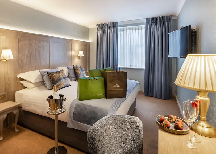 Avalon House Отель